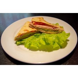 Sándwich con pan pita de jamón y queso